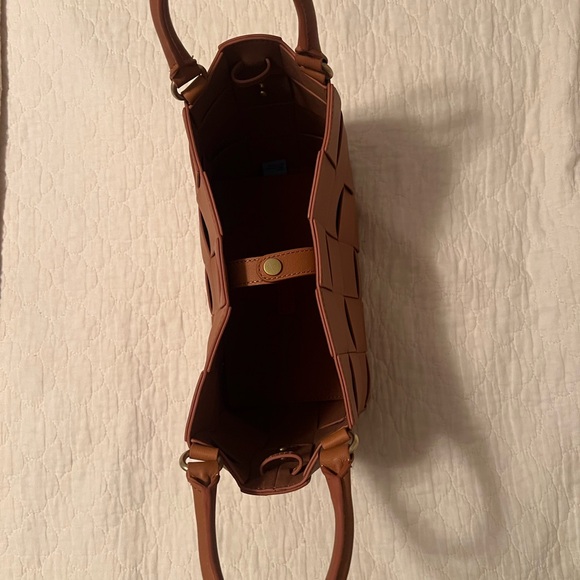 Chic Brown Woven Shoulder Bag - Picture 2 of 6